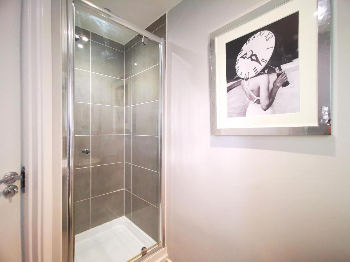 The Lawnswood - Central Manchester Holiday Home With Free Parking Esterno foto