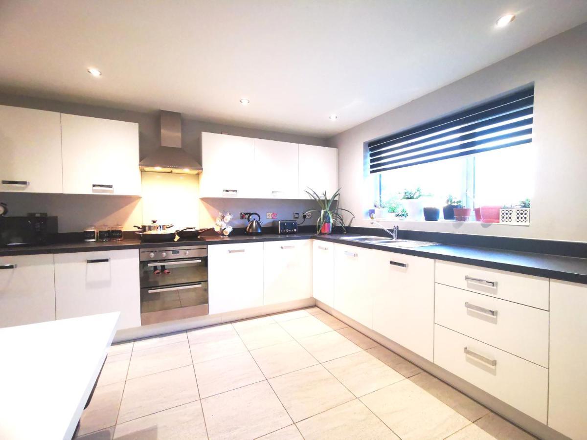 The Lawnswood - Central Manchester Holiday Home With Free Parking Esterno foto